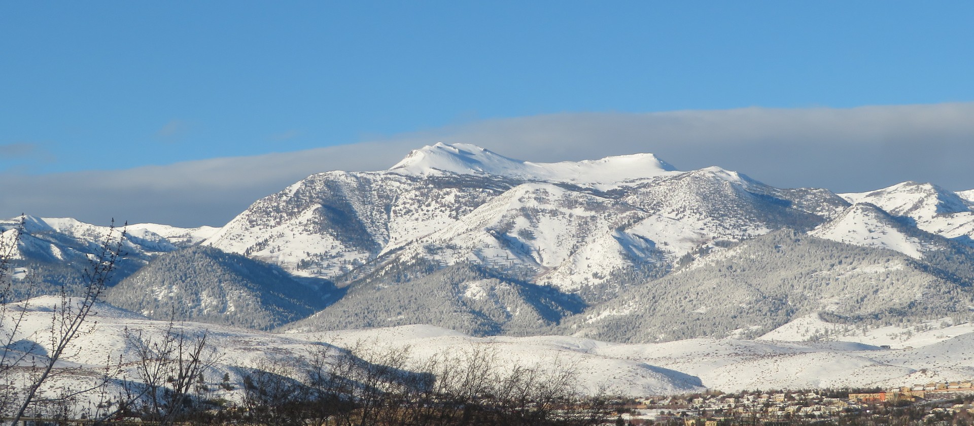 晨光照亮雪山峰顶,象征稳健、安全与持续向上的企业愿景